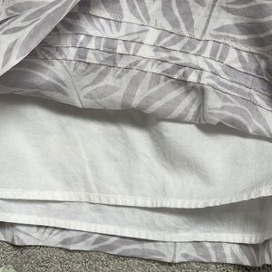 Loft size 6 lined gray/white pleated mini skirt - very sweet looking and…